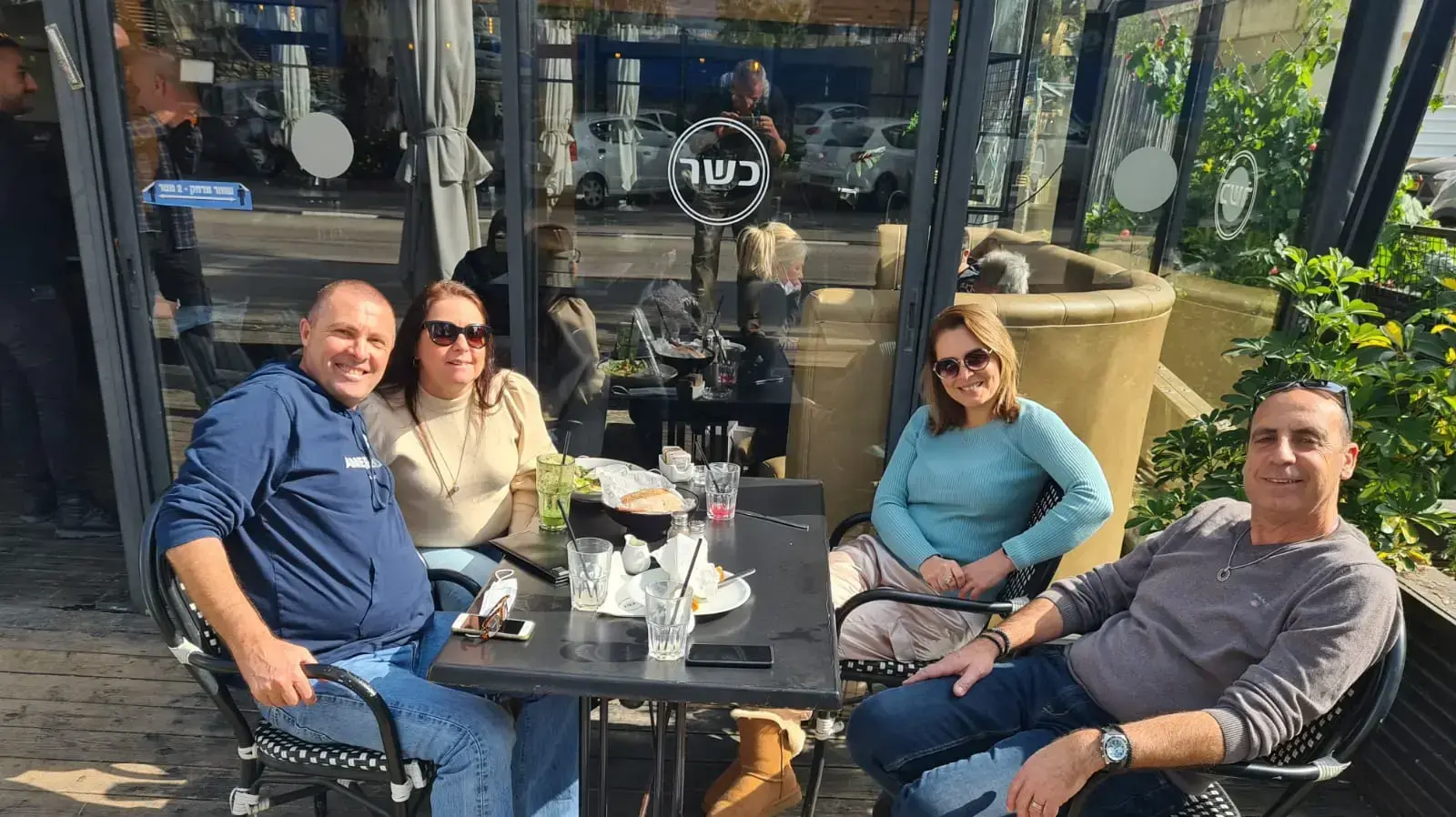 משפחות מצורן שהגיעו לסופ"ש בראש פינה. מימין בני הזוג שדלש. 18 בפברואר 2022 משפחות מצורן שהגיעו לסופ"ש בראש פינה. מימין בני הזוג שדלש. 18 בפברואר 2022