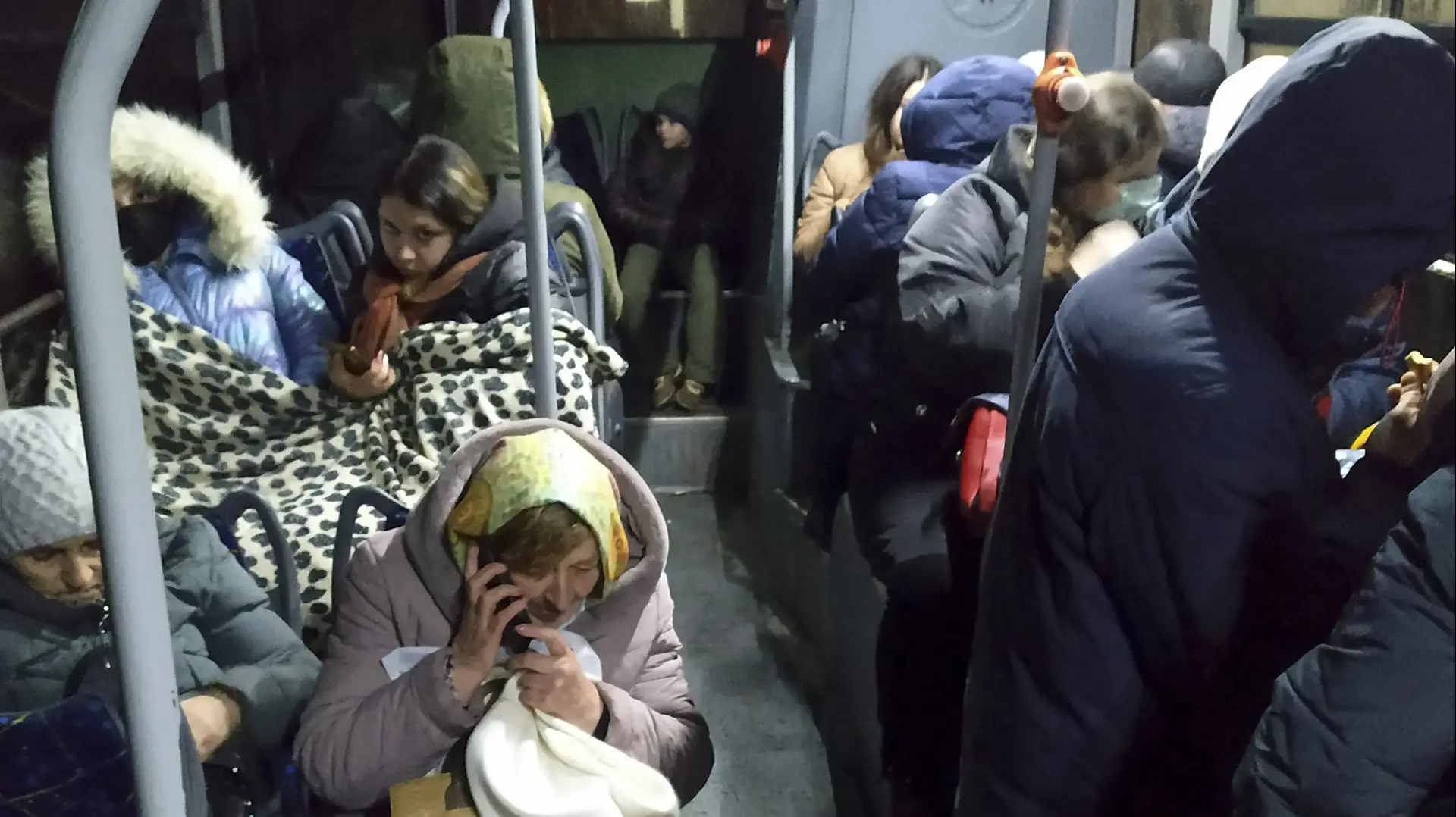 אנשים יושבים באוטובוס בהמתנה לפינוי מהעיר דונייצק שבשליטת הבדלנים במזרח אוקראינה אל רוסיה, 18 בפברואר 2022 אנשים יושבים באוטובוס בהמתנה לפינוי מהעיר דונייצק שבשליטת הבדלנים במזרח אוקראינה אל רוסיה, 18 בפברואר 2022