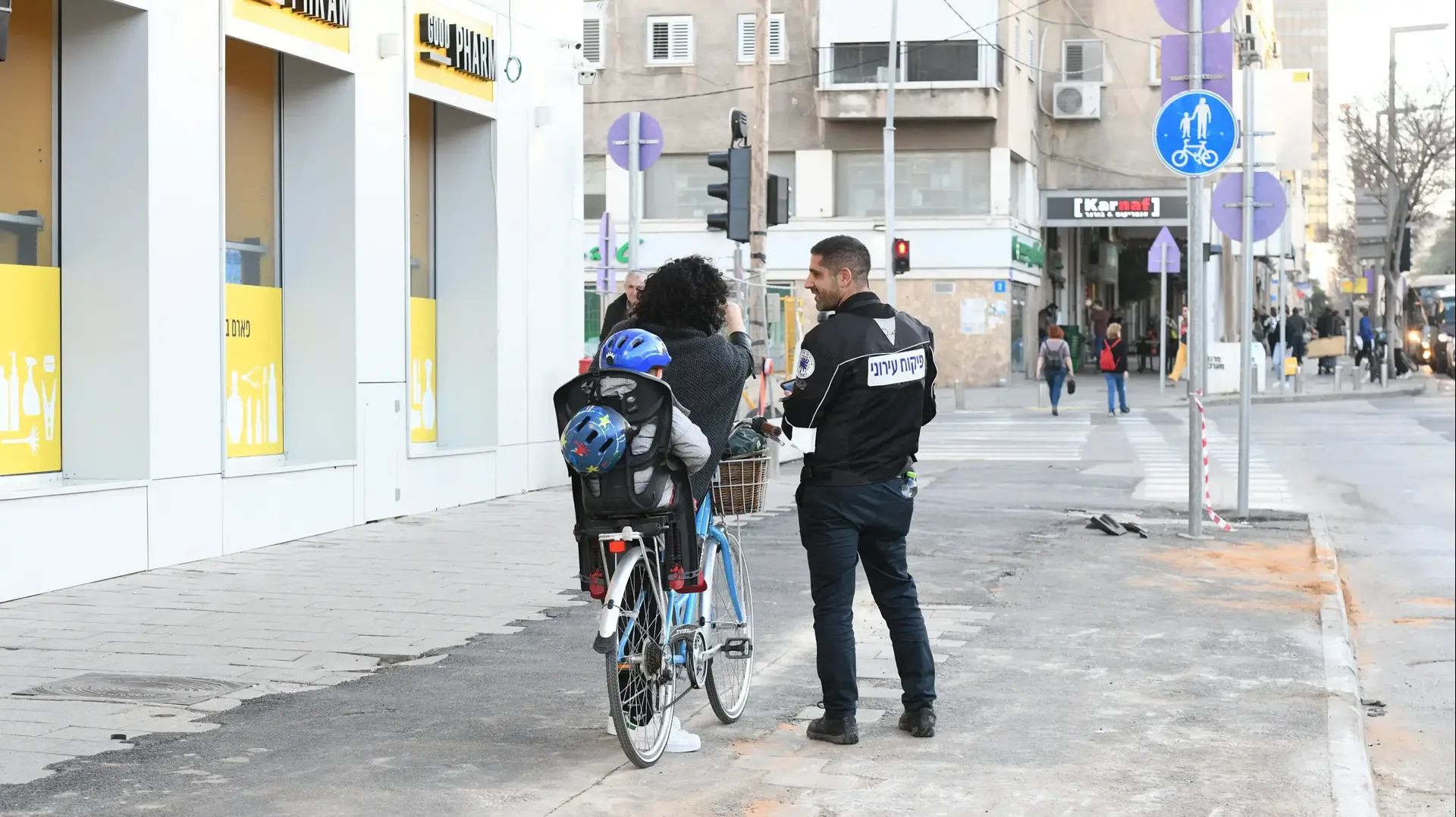 אכיפת איסור נסיעה באופניים על מדרכות, אבן גבירול, תל אביב, 9 בפברואר 2022 אכיפת איסור נסיעה באופניים על מדרכות, אבן גבירול, תל אביב, 9 בפברואר 2022