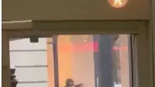 גבר מחזיק שני בני ערובה בחנות אפל באמסטרדם, הולנד, 22 בפברואר 2022 גבר מחזיק שני בני ערובה בחנות אפל באמסטרדם, הולנד, 22 בפברואר 2022