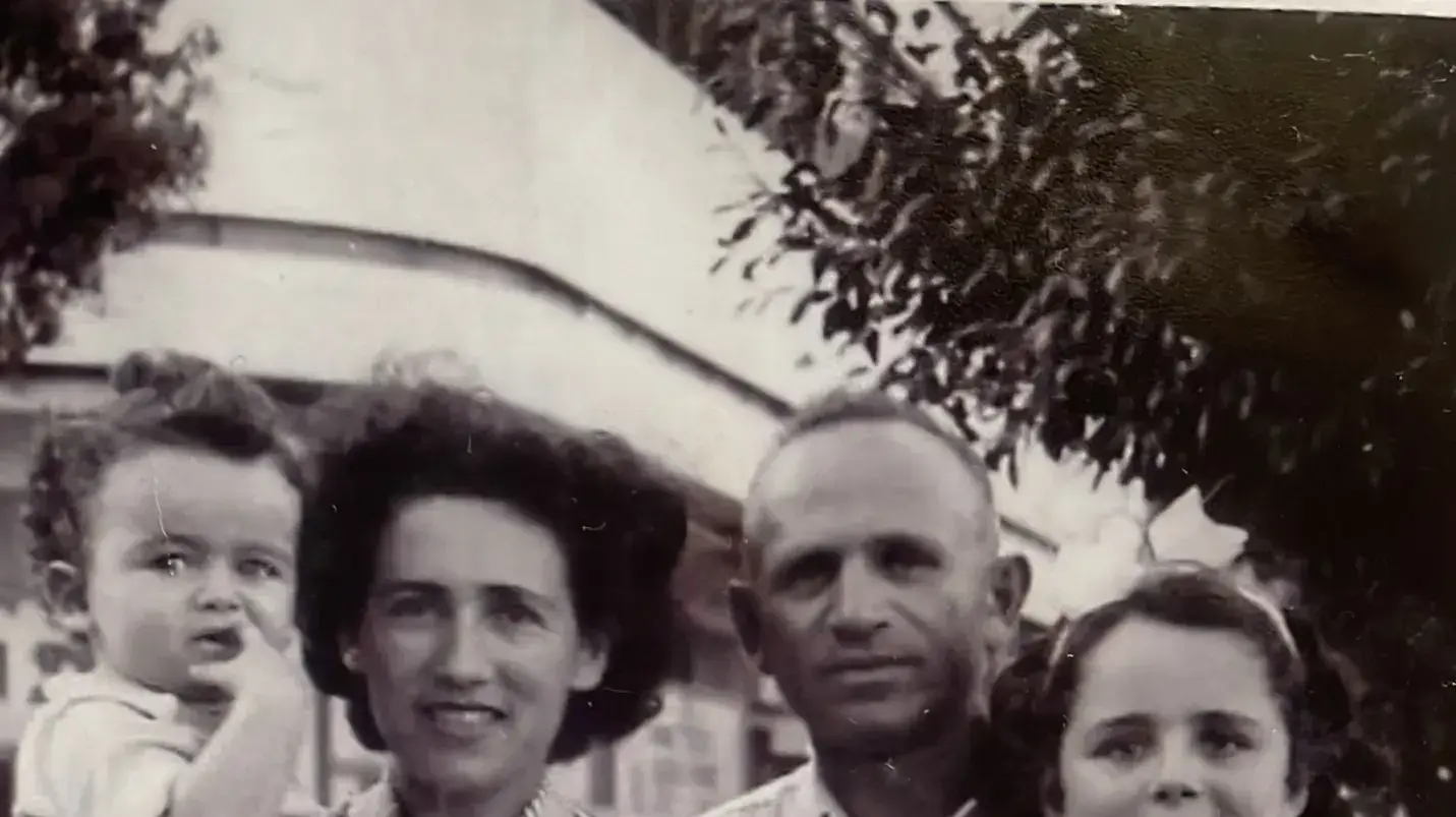 גדי סדובסקי,עם הוריו ואחותו, שנות ה 50 גדי סדובסקי,עם הוריו ואחותו, שנות ה 50