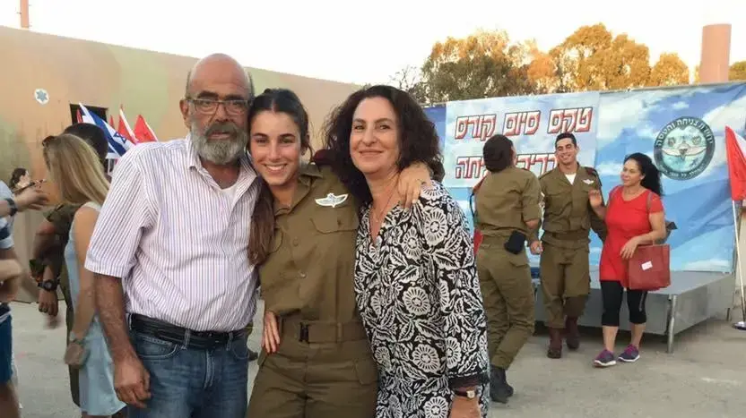 גדי סדובסקי,עם אשתו, נטי, והבת מיכל בסיום קורס מדריכי צניחה. גדי סדובסקי,עם אשתו, נטי, והבת מיכל בסיום קורס מדריכי צניחה.