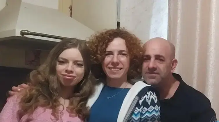 איוון בויאנובר מכרמיאל, אשתו סבטלנה והבנות נסטיה ומאשה שמתגוררות בקייב איוון בויאנובר מכרמיאל, אשתו סבטלנה והבנות נסטיה ומאשה שמתגוררות בקייב