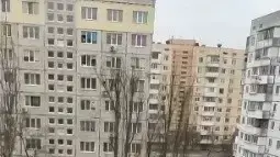 נגמשים רוסיים נוסעים בקייב. 25 בפברואר 2022 נגמשים רוסיים נוסעים בקייב. 25 בפברואר 2022