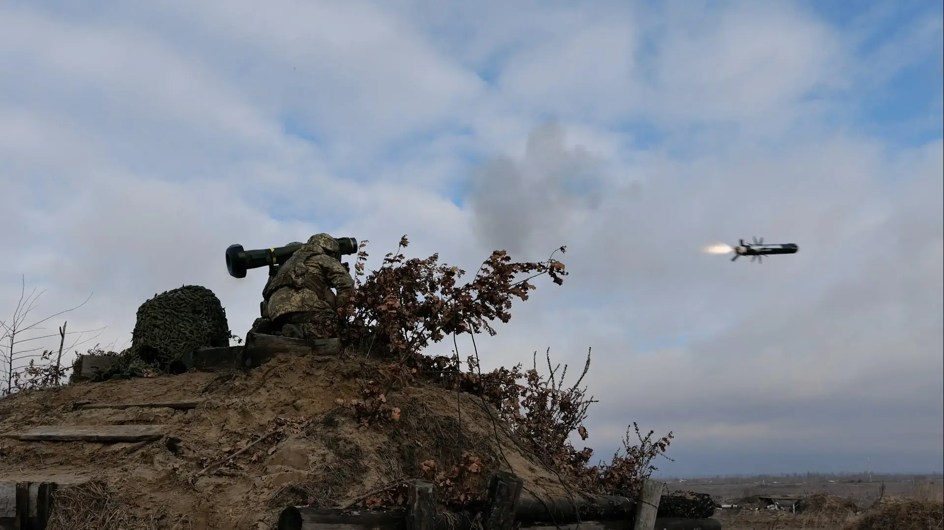 חיילים בצבא אוקראינה יורים טיל נגד טנקים של Javelin במהלך תרגיל, לעבר מגרש אימונים באוקראינה. 18 בפברואר 2022 חיילים בצבא אוקראינה יורים טיל נגד טנקים של Javelin במהלך תרגיל, לעבר מגרש אימונים באוקראינה. 18 בפברואר 2022