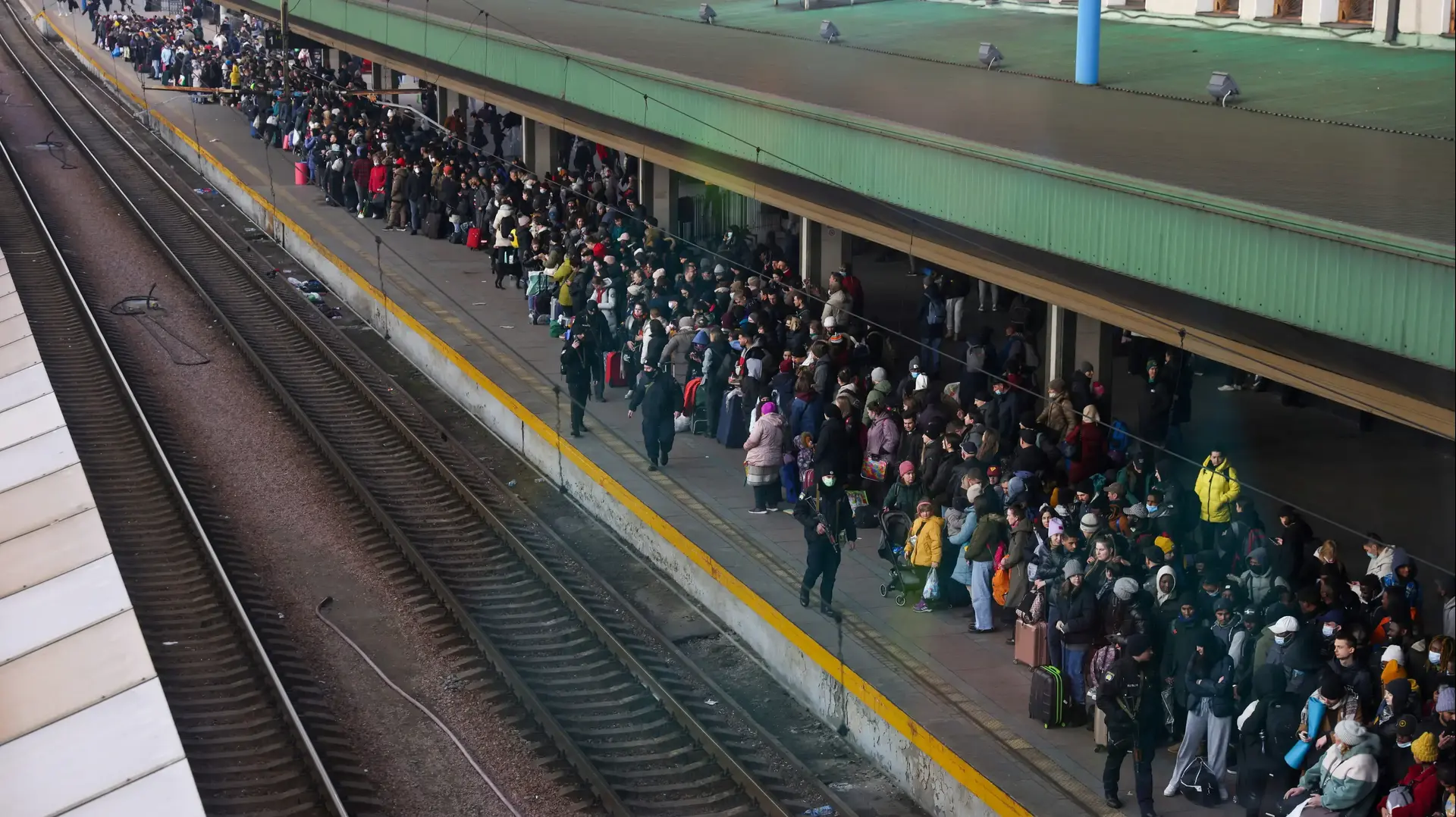 תושבים מתפנים ברכבת מקייב לעיר לבוב, אוקראינה, 25 בפברואר 2022 תושבים מתפנים ברכבת מקייב לעיר לבוב, אוקראינה, 25 בפברואר 2022