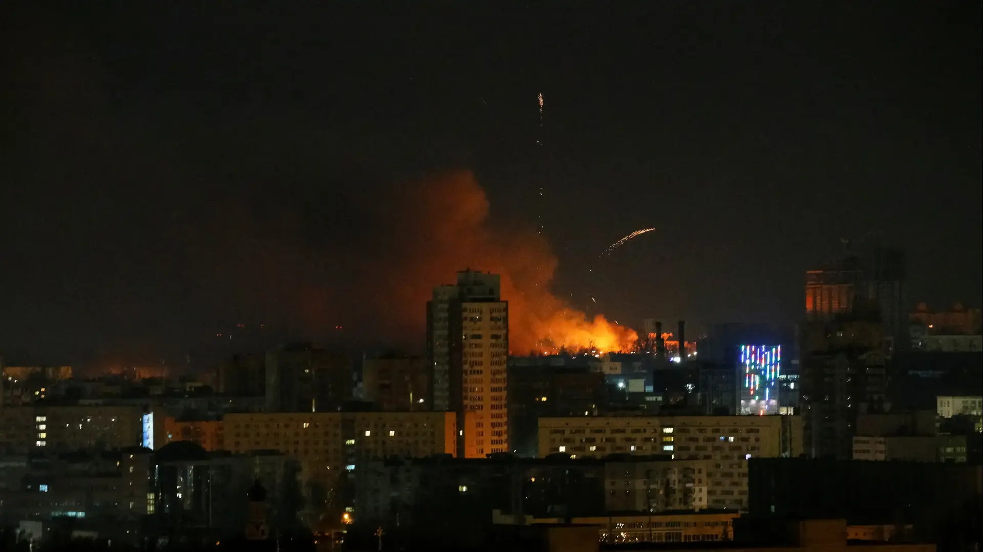 הפגזה ליד קייב, אוקראינה, במהלך הלילה. 26 בפברואר 2022