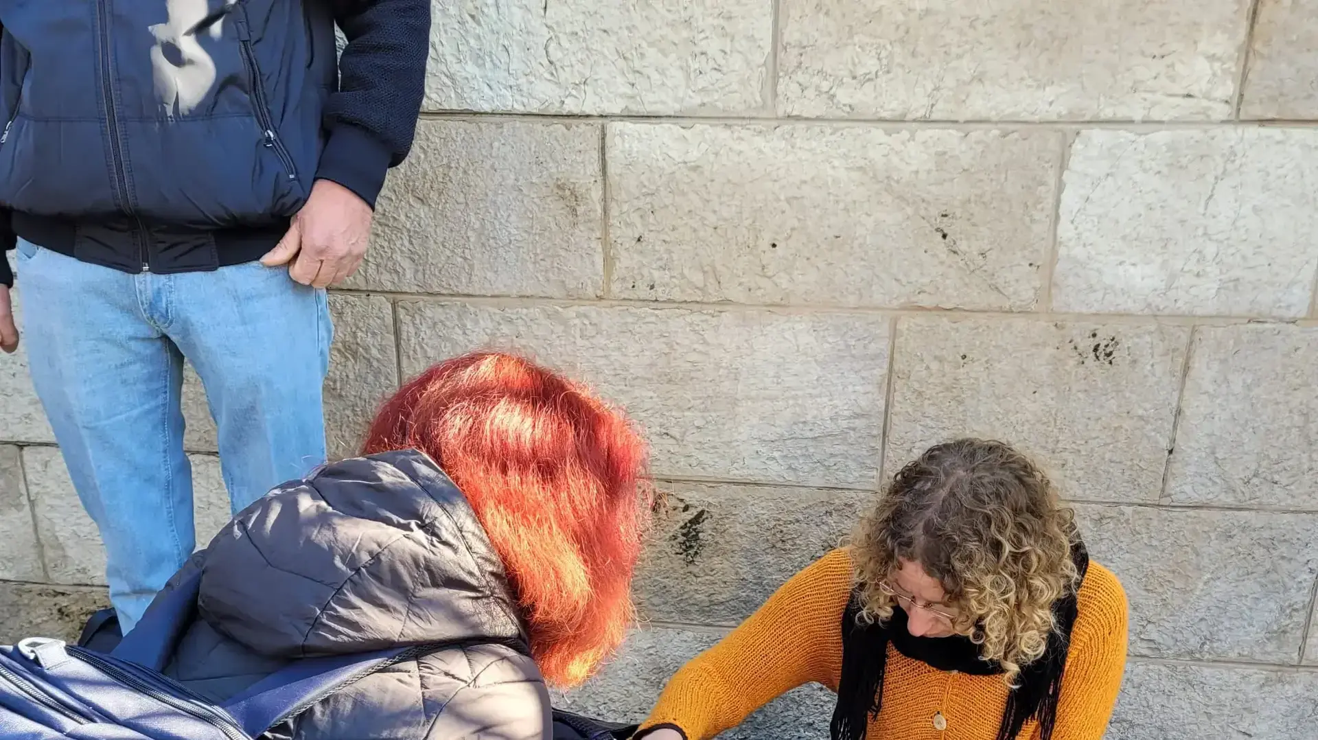 מחוץ לבית המשפט המחוזי בירושלים מפגינים תומכי משפחת איאד אל-חלאק בדרישה כי ייעשה צדק עם השוטר שירה בו למוות
אימו של אל-חלאק התמוטטה לפני הדיון מחוץ לבית המשפט המחוזי בירושלים מפגינים תומכי משפחת איאד אל-חלאק בדרישה כי ייעשה צדק עם השוטר שירה בו למוות
אימו של אל-חלאק התמוטטה לפני הדיון