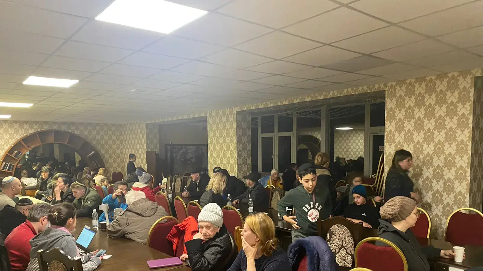הפליטים היהודיים מוצאים מחסה בכפר של טוביה החולב הפליטים היהודיים מוצאים מחסה בכפר של טוביה החולב