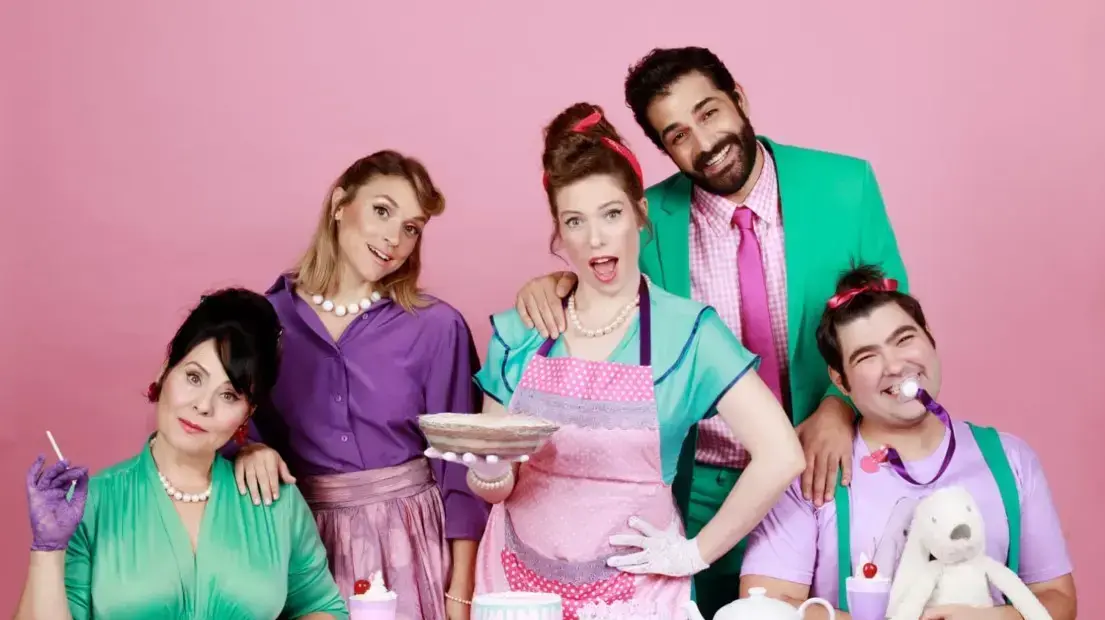 המחזמר "אמאל'ה" בהשתתפות (מימין לשמאל) עידו קולטון, אלעד סננס, גלי אשכנזי לוין, בר אקרמן ועירית בנדק המחזמר "אמאל'ה" בהשתתפות (מימין לשמאל) עידו קולטון, אלעד סננס, גלי אשכנזי לוין, בר אקרמן ועירית בנדק
