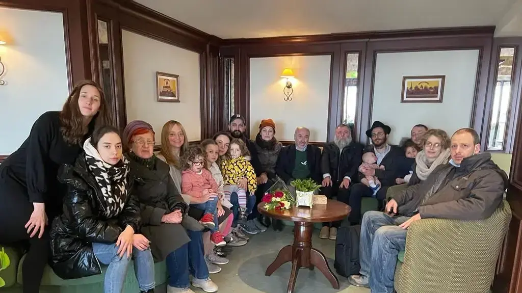 הרב יונתן בנימין מרקוביץ', רבה הראשי של קייב, יחד עם היהודים שחולצו מהעיר. 1 במרץ 2022 הרב יונתן בנימין מרקוביץ', רבה הראשי של קייב, יחד עם היהודים שחולצו מהעיר. 1 במרץ 2022