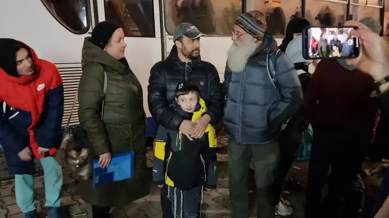 הילד אריאל קולשוב בן 9 מהעיר ברדיצ’ב בואקראינה נותק ממשפחתו ובסיוע משרד החוץ, פספורטכארד וחיליק מגנוס התאפשר המעבר שלו. הילד אריאל קולשוב בן 9 מהעיר ברדיצ’ב בואקראינה נותק ממשפחתו ובסיוע משרד החוץ, פספורטכארד וחיליק מגנוס התאפשר המעבר שלו.