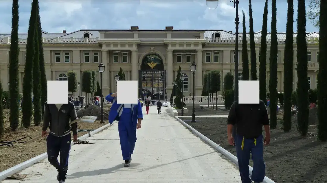 שערי הכניסה לארמון הסודי של פוטין בים השחור, מתוך תמונות שהודלפו על ידי תומכי אלכסיי נבלני