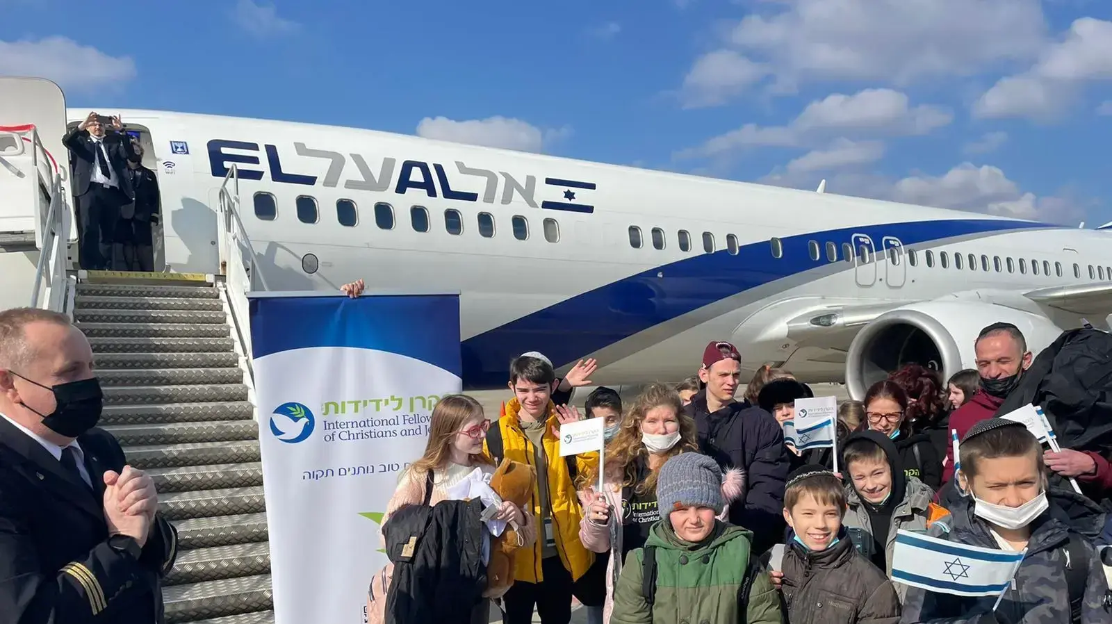 המראת כ-100 יתומים מבית היתומים ״עלומים״ מהעיר ז׳יטומיר באוקראינה לישראל המראת כ-100 יתומים מבית היתומים ״עלומים״ מהעיר ז׳יטומיר באוקראינה לישראל