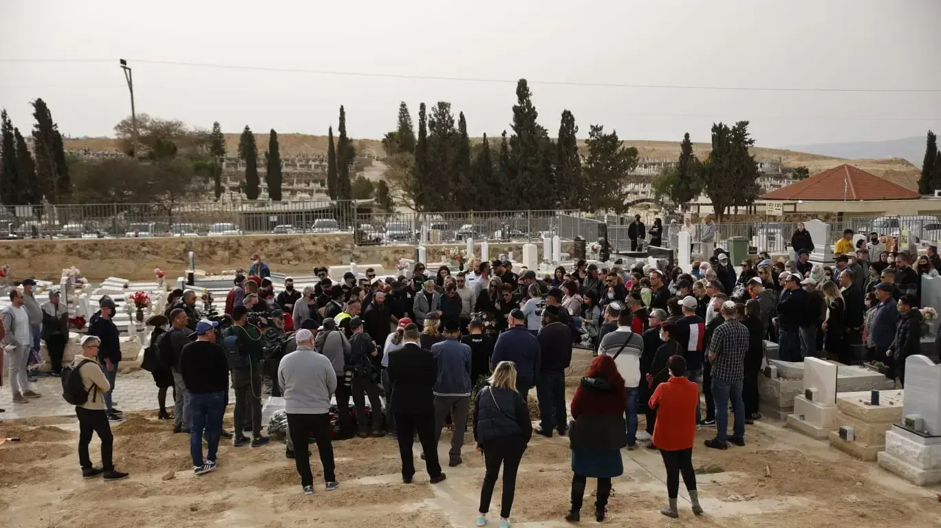 הלוויתו של רומן ברודסקי, שנורה למוות באוקראינה, בית העלמין, ערד, 6 במרץ 2022 הלוויתו של רומן ברודסקי, שנורה למוות באוקראינה, בית העלמין, ערד, 6 במרץ 2022