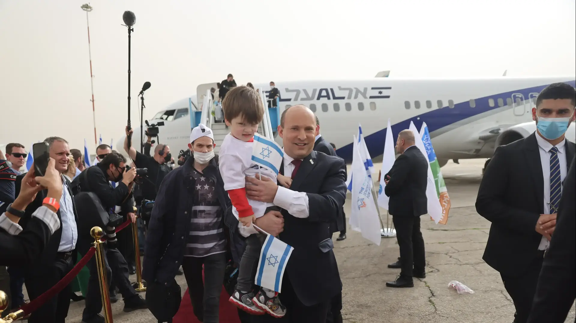 ראש הממשלה נפתלי בנט מקבל את פניהם של עולים מאוקראינה, נתב"ג, 6 במרץ 2022 ראש הממשלה נפתלי בנט מקבל את פניהם של עולים מאוקראינה, נתב"ג, 6 במרץ 2022