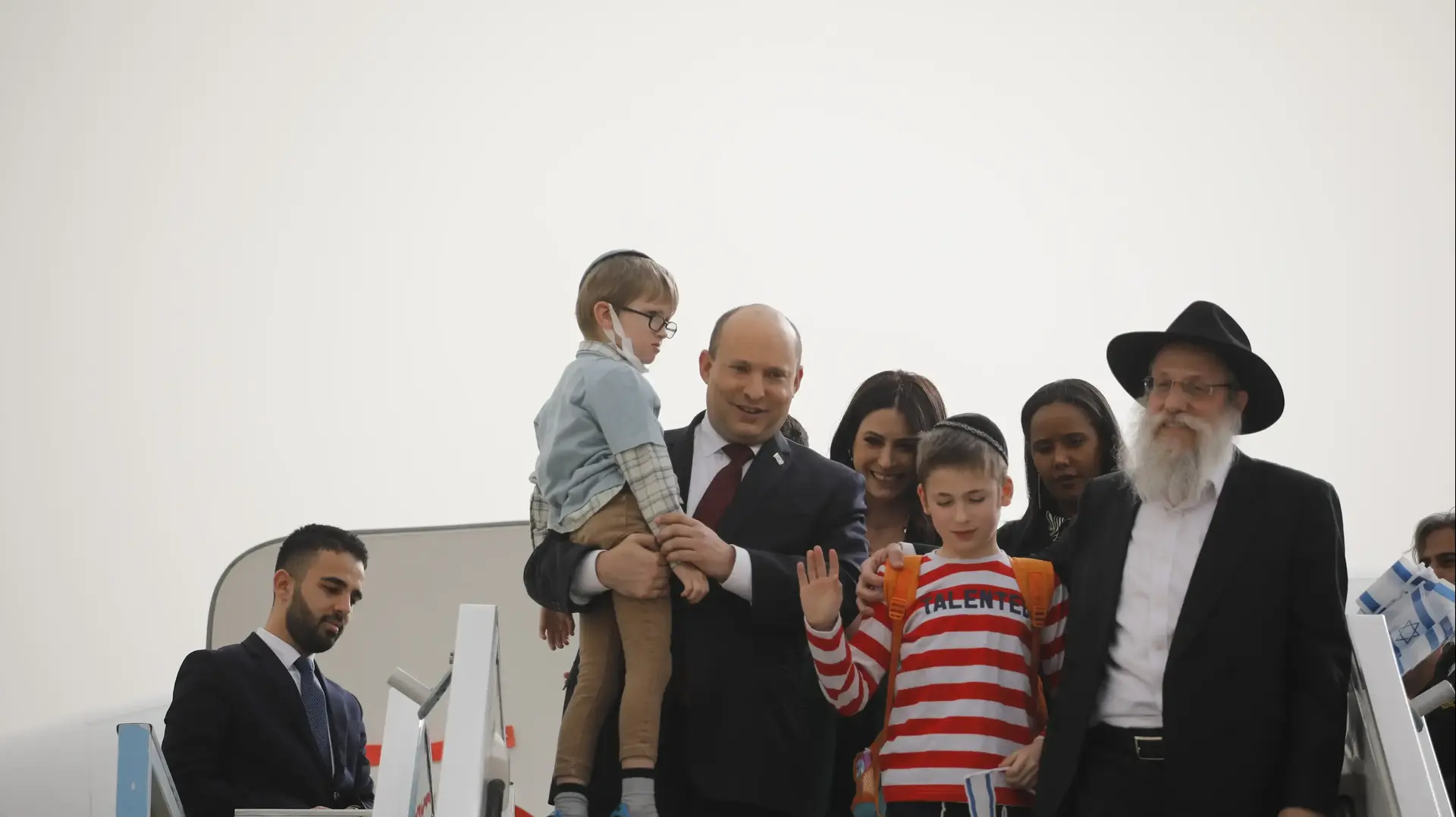 ראש הממשלה נפתלי בנט מקבל את פניהם של עולים מאוקראינה, נתב"ג, 6 במרץ 2022 ראש הממשלה נפתלי בנט מקבל את פניהם של עולים מאוקראינה, נתב"ג, 6 במרץ 2022