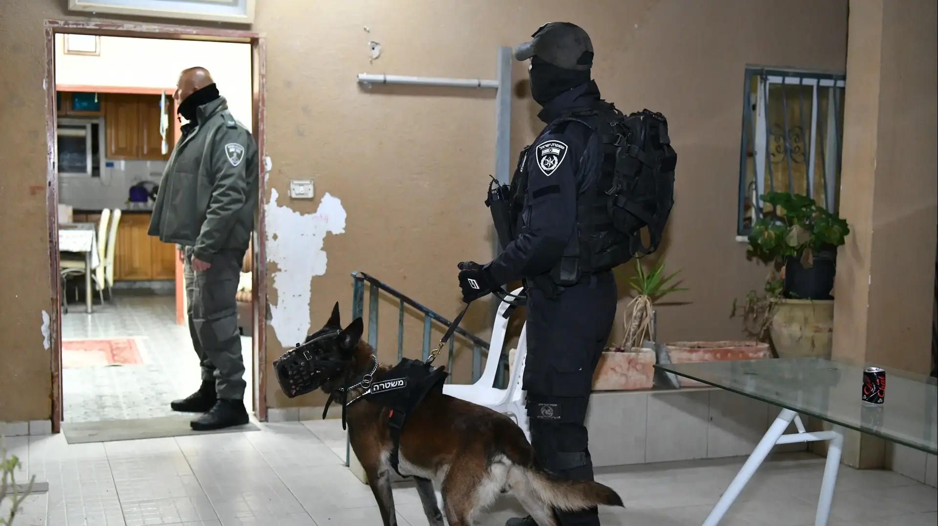סוכנים סמויים הובילו למעצר של 51 חשודים בסחר בנשק לא חוקי. 7 במרץ 2022