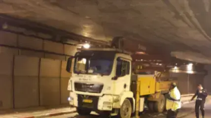 חסימה לתנועת כלי רכב בשל משאית תקועה מתחת לגשר לה גוארדיה בת"א