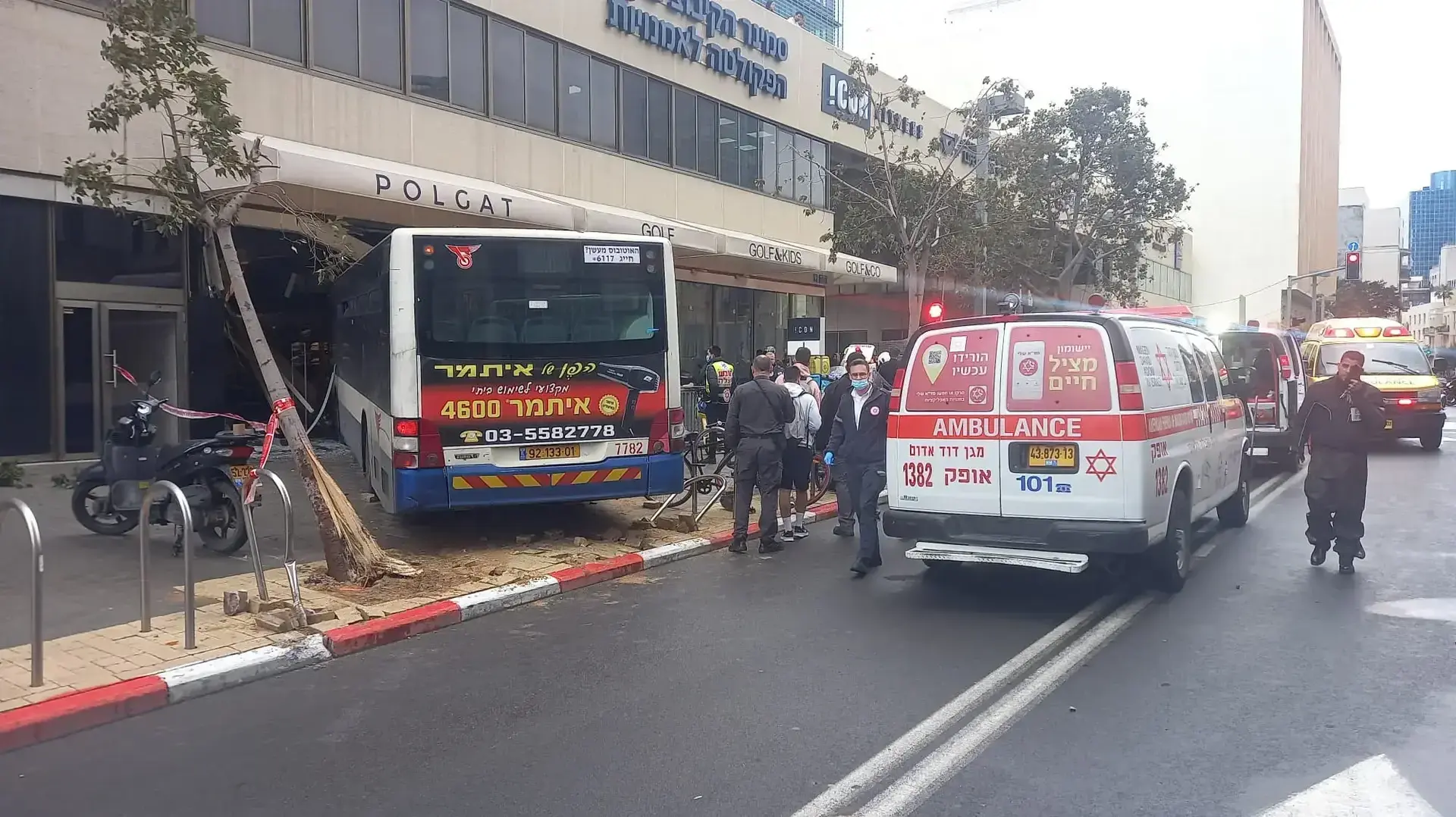 אוטבוס פגע בחזוקה בחנות ברחוב אחד העם בתל אביב 13 במרץ 2022