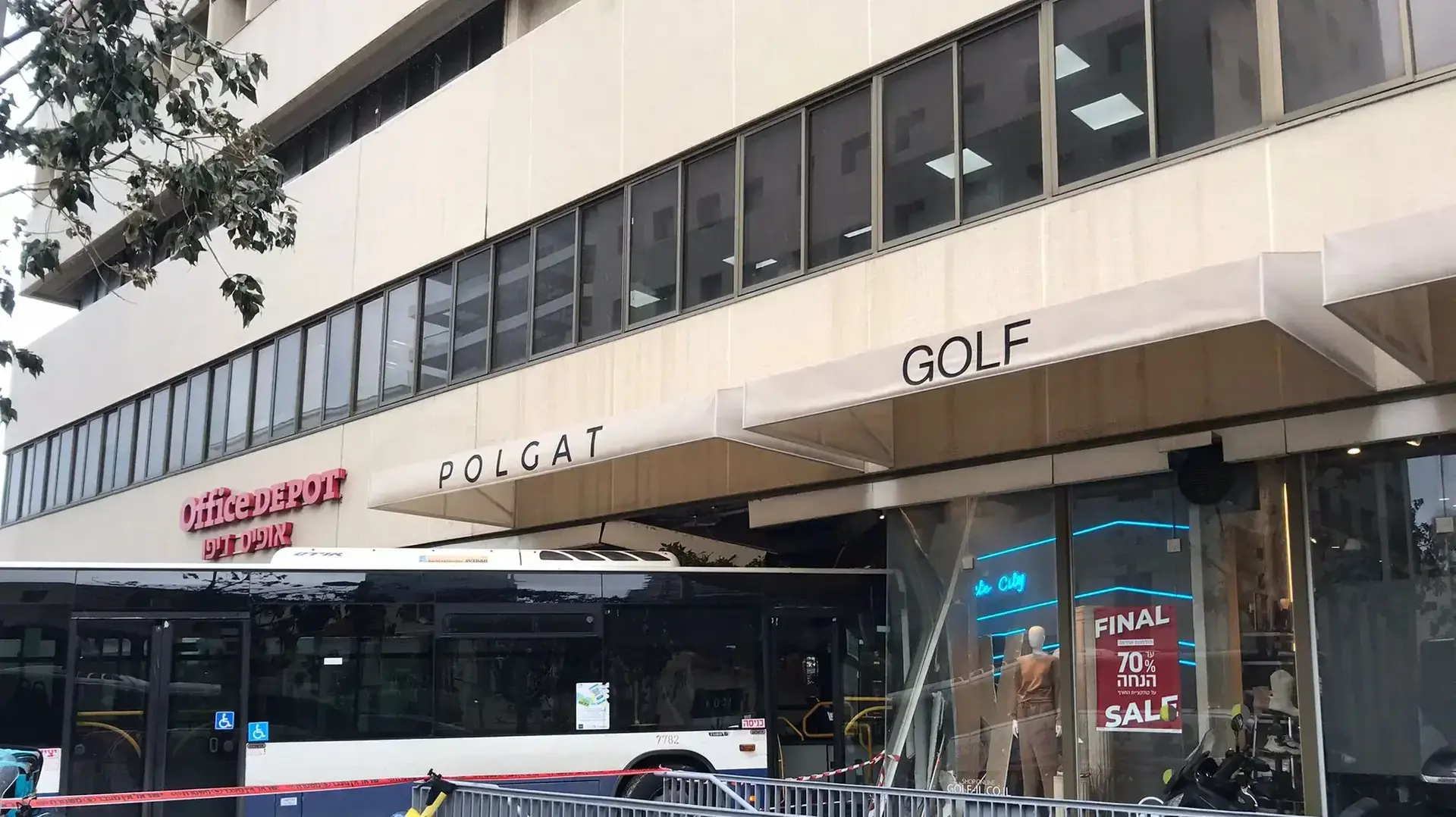 אוטבוס נכנס בחזוקה בחנות ברחוב אחד העם בתל אביב 13 במרץ 2022 