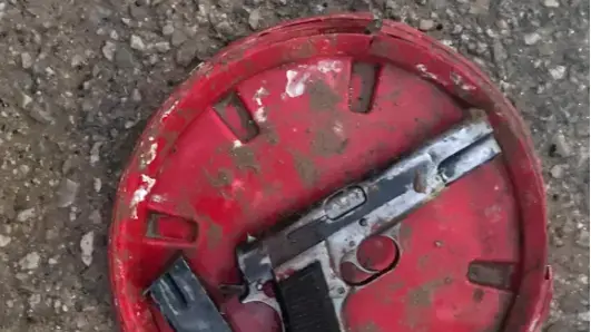 אקדח שנתפס על ידי יחידת המסתערבים ברהט. 15 במרץ 2022 אקדח שנתפס על ידי יחידת המסתערבים ברהט. 15 במרץ 2022