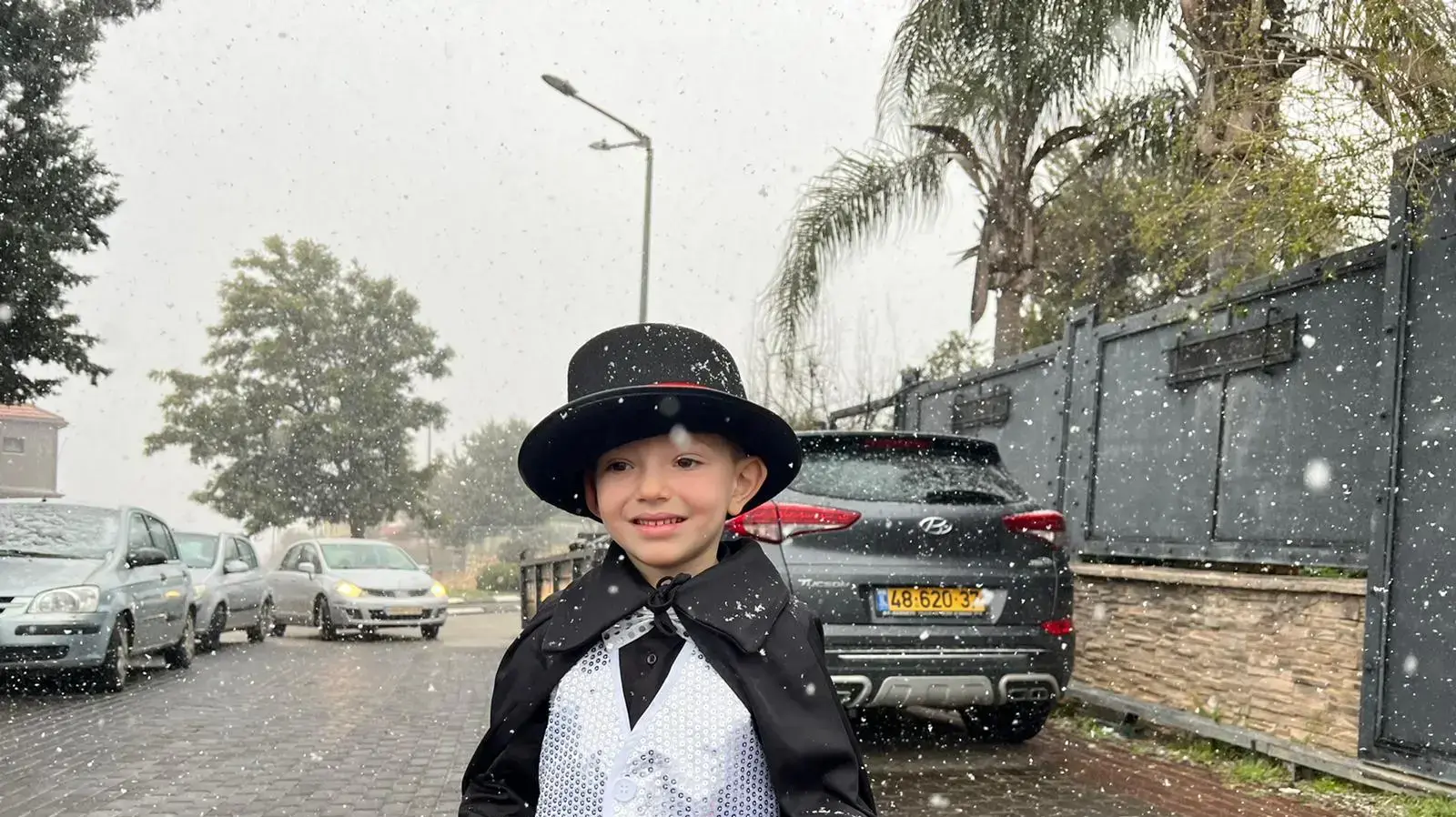 ילד מחופש לקוסם לפורים בזמן שיורד שלג בצפת. 15 במרץ 2022
ילד מחופש לקוסם לפורים בזמן שיורד שלג בצפת. 15 במרץ 2022