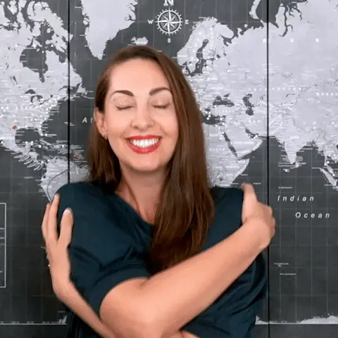 גיף של אישה מחבקת את עצמה גיף של אישה מחבקת את עצמה