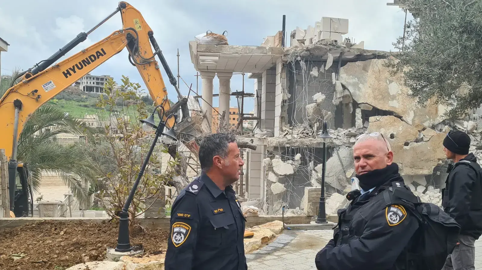משמאל: ניצב יורם סופר, ממ״ז חוף. מימין: נצ״מ איתן מנשה, ממ״ר מנשה, במתחם חרירי באום אל פחם. 15 במרץ 2022 משמאל: ניצב יורם סופר, ממ״ז חוף. מימין: נצ״מ איתן מנשה, ממ״ר מנשה, במתחם חרירי באום אל פחם. 15 במרץ 2022