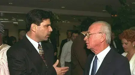 גונן שגב משוחח עם ראש הממשלה יצחק רבין בפתיחת ועידת ירושלים אשר התקיימה במרכז הקונגרסים בבנייני האומה, 28/10/95 (שבוע לפני רצח רבין) גונן שגב משוחח עם ראש הממשלה יצחק רבין בפתיחת ועידת ירושלים אשר התקיימה במרכז הקונגרסים בבנייני האומה, 28/10/95 (שבוע לפני רצח רבין)