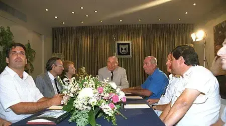 גונן שגב במהלך פגישה עם הנשיא חיים הרצוג עם וחברי סיעת צומת. שגב ראשון משמאל. גונן שגב במהלך פגישה עם הנשיא חיים הרצוג עם וחברי סיעת צומת. שגב ראשון משמאל.
