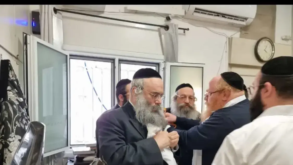 בניו של הרב חיים קנייבסקי מבצעים קריעה בדש הבגד לאות אבל על אביהם בניו של הרב חיים קנייבסקי מבצעים קריעה בדש הבגד לאות אבל על אביהם