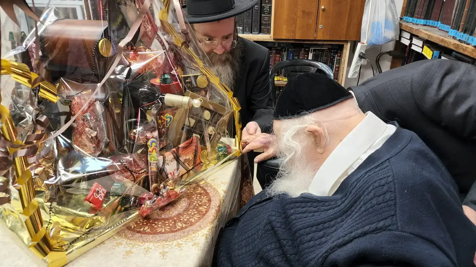 התמונה האחרונה של הרב חיים קנייבסקי, בעיצומו של חג הפורים. מקבל משלוח מנות מתלמיד קרוב התמונה האחרונה של הרב חיים קנייבסקי, בעיצומו של חג הפורים. מקבל משלוח מנות מתלמיד קרוב