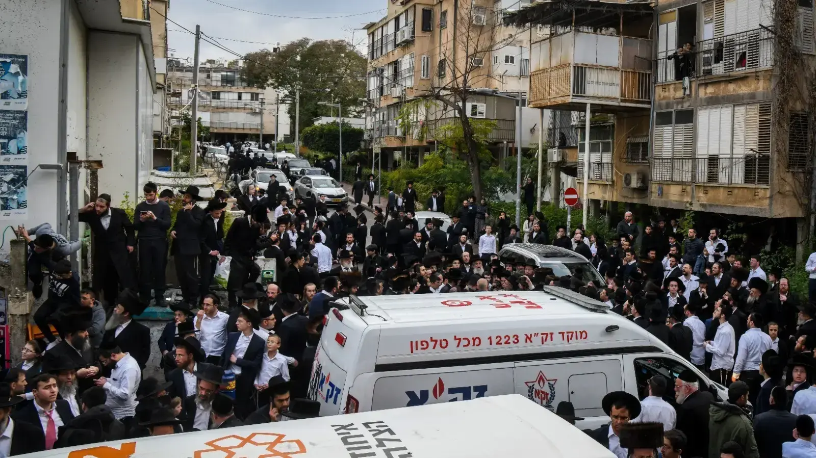 מחוץ לביתו של הרב חיים קנייבסקי מחוץ לביתו של הרב חיים קנייבסקי
