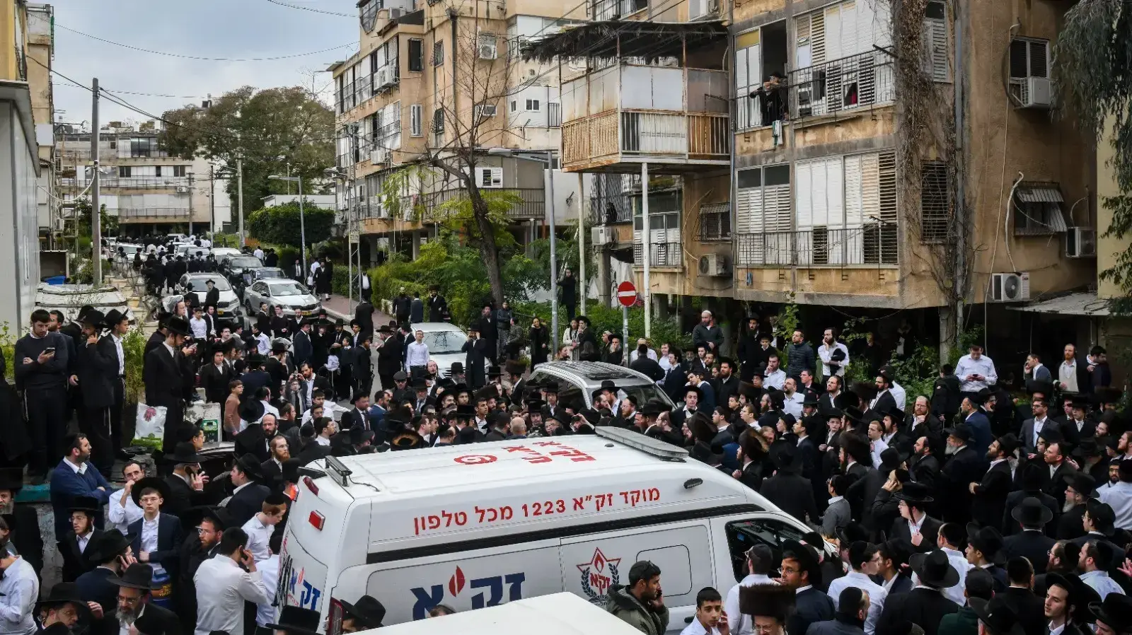 מחוץ לביתו של הרב חיים קנייבסקי מחוץ לביתו של הרב חיים קנייבסקי