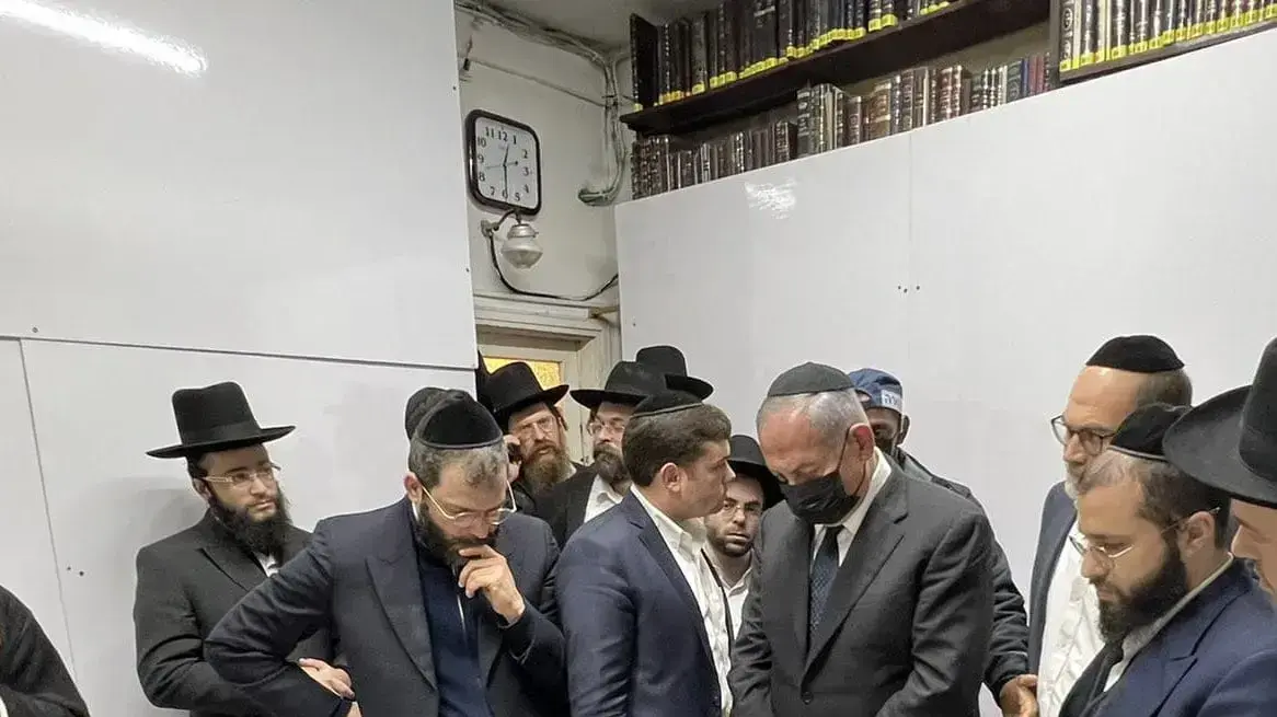 בנימין נתניהו בביתו של הרב חיים קנייבסקי בבני ברק לקראת הלוויתו של הרב. 20 במרץ 2021 בנימין נתניהו בביתו של הרב חיים קנייבסקי בבני ברק לקראת הלוויתו של הרב. 20 במרץ 2021