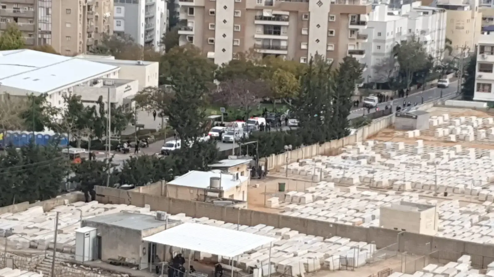 בית העלמין בו ייטמן הרב חיים קנייבסקי, בני ברק, 20 במרץ 2022 בית העלמין בו ייטמן הרב חיים קנייבסקי, בני ברק, 20 במרץ 2022