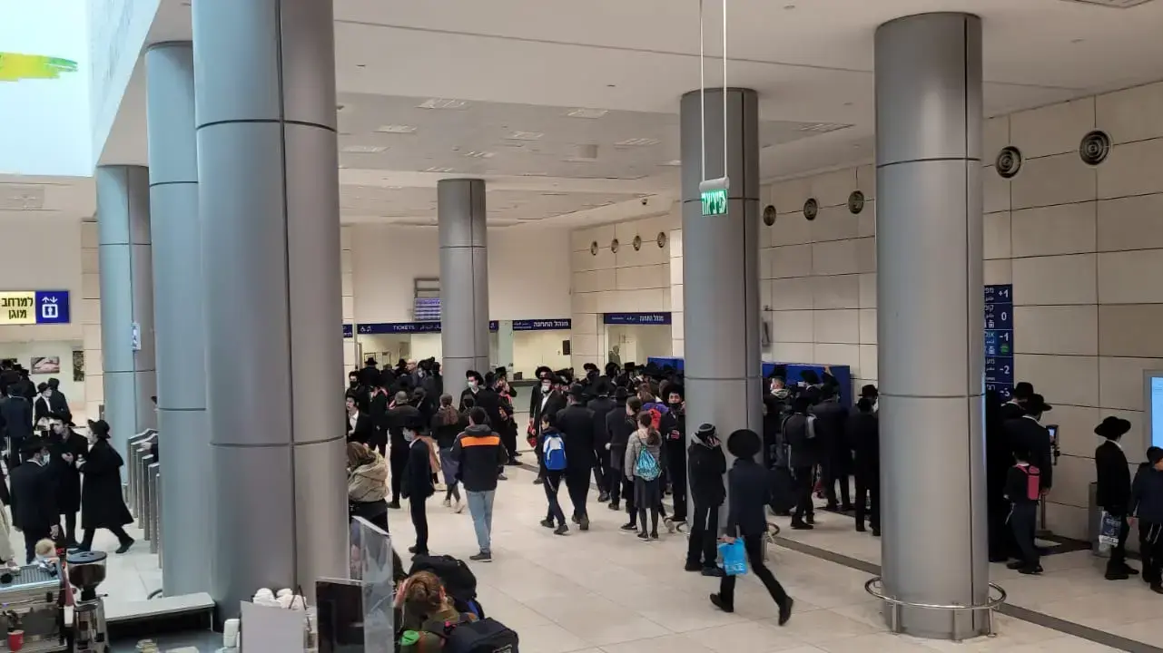 צפיפות בתחנת הרכבת מירושלים לקראת הלווית הרב חיים קנייבסקי צפיפות בתחנת הרכבת מירושלים לקראת הלווית הרב חיים קנייבסקי