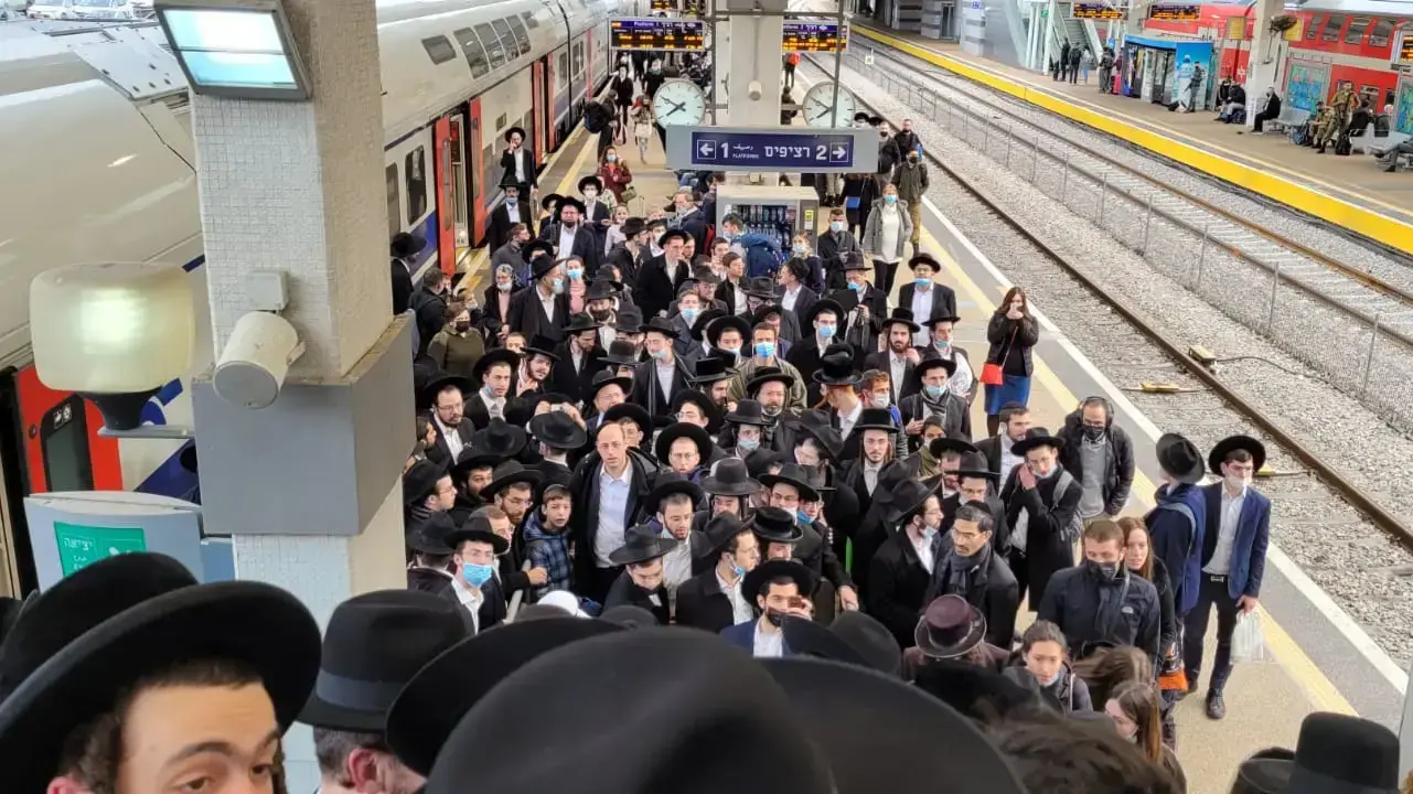 צפיפות בתחנת רכבת סבידור לקראת הלווית הרב חיים קניבסקי צפיפות בתחנת רכבת סבידור לקראת הלווית הרב חיים קניבסקי