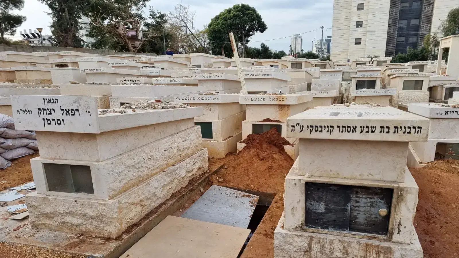 חלקת הקבר בה ייטמן הרב חיים קניבסקי, בני ברק חלקת הקבר בה ייטמן הרב חיים קניבסקי, בני ברק