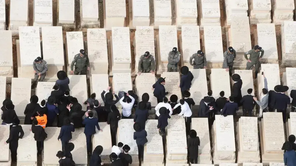 מאות פרצו לבית העלמין בו בהלווית הרב חיים קניבסקי, בני ברק, 20 במרץ 2022