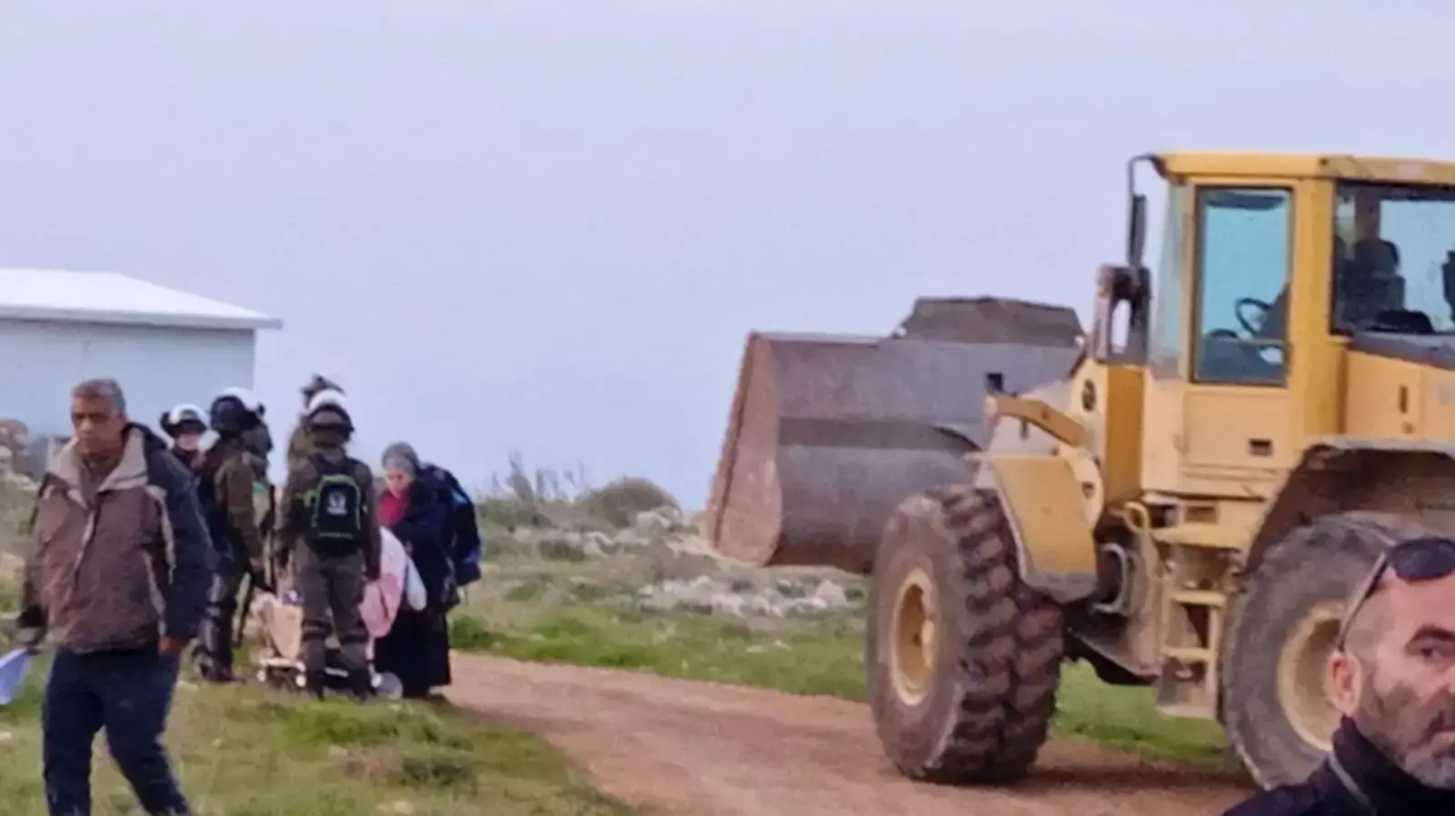 מאות שוטרים ועשרות עובדי המינהל האזרחי הגיעו לפנות בוקר למאחזים (מעוז אסתר ואעירה שחר) בבנימין והרסו כ-20 מבנים לא חוקיים, 21 במרץ 2022 מאות שוטרים ועשרות עובדי המינהל האזרחי הגיעו לפנות בוקר למאחזים (מעוז אסתר ואעירה שחר) בבנימין והרסו כ-20 מבנים לא חוקיים, 21 במרץ 2022