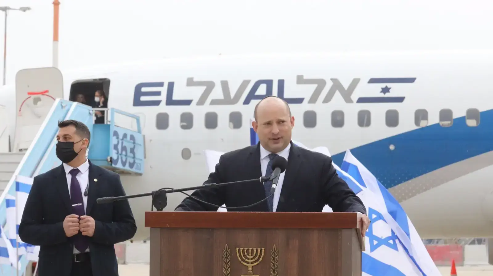 ראש הממשלה נפתלי בנט בטקס יציאת משלחת הסיוע להקמת בית חולים שדה באוקראינה, בנמל התעופה בן-גוריון, 21 במרץ 2022 ראש הממשלה נפתלי בנט בטקס יציאת משלחת הסיוע להקמת בית חולים שדה באוקראינה, בנמל התעופה בן-גוריון, 21 במרץ 2022