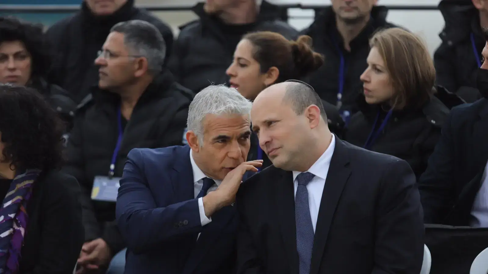 ראש הממשלה נפתלי בנט ושר החוץ יאיר לפיד בטקס יציאת משלחת הסיוע להקמת בית חולים שדה באוקראינה, בנמל התעופה בן-גוריון, 21 במרץ 2022 ראש הממשלה נפתלי בנט ושר החוץ יאיר לפיד בטקס יציאת משלחת הסיוע להקמת בית חולים שדה באוקראינה, בנמל התעופה בן-גוריון, 21 במרץ 2022