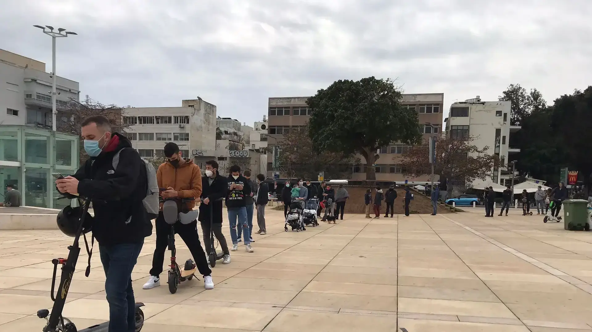 תורים לבדיקות קורונה, כיכר הבימה, תל אביב, 21 במרץ 2022 תורים לבדיקות קורונה, כיכר הבימה, תל אביב, 21 במרץ 2022