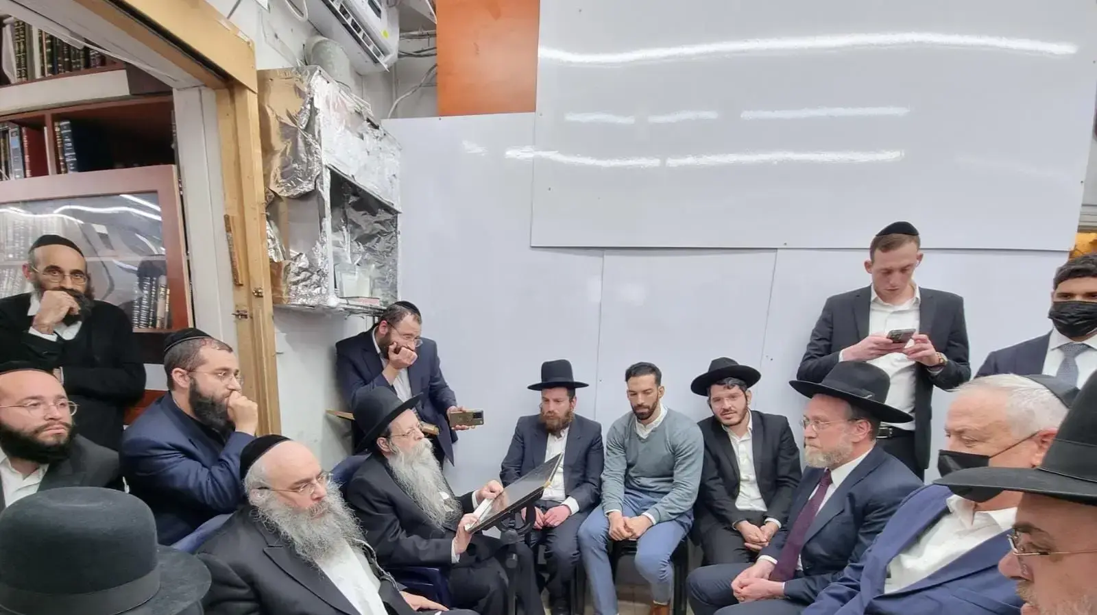 שר הביטחון, בני גנץ, הגיע לניחום אבלים אצל משפחת הרב חיים קניבסקי. יחד עם הח״כים יעקב אשר ויצחק פינדרוס מיהדות התורה, 21 במרץ 2022