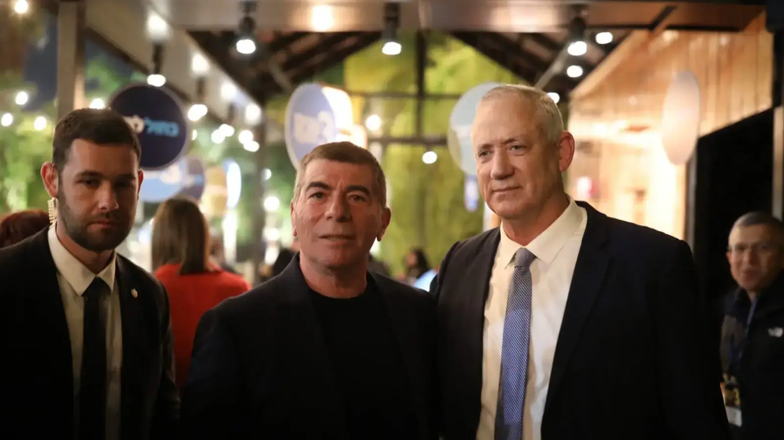 שנה אחרי שפרש מהחיים הפוליטיים, הרמטכ"ל והשר לשעבר גבי אשכנזי הגיע הערב לאירוע פוליטי ראשון של מפלגת כחול לבן שנה אחרי שפרש מהחיים הפוליטיים, הרמטכ"ל והשר לשעבר גבי אשכנזי הגיע הערב לאירוע פוליטי ראשון של מפלגת כחול לבן