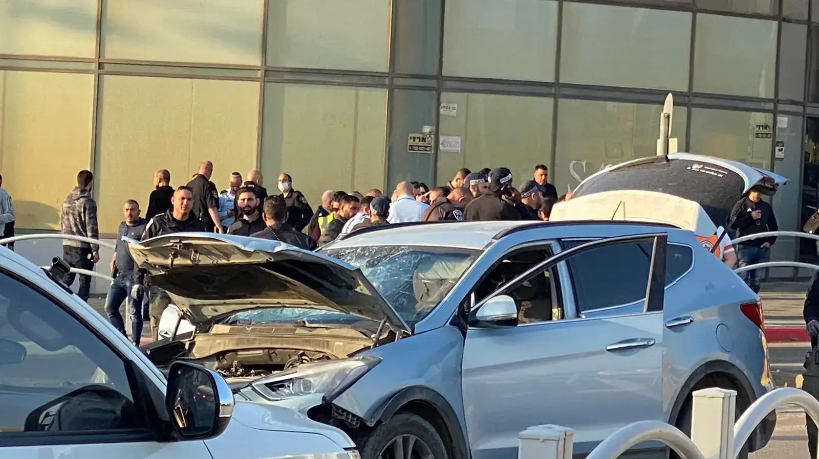 חבלני משטרה בודקים את הרכב ששימש לפי החשד את מבצע פיגוע הדקירה בתחנת דלק במתחם קניות, באר שבע, 22 במרץ 2022 חבלני משטרה בודקים את הרכב ששימש לפי החשד את מבצע פיגוע הדקירה בתחנת דלק במתחם קניות, באר שבע, 22 במרץ 2022