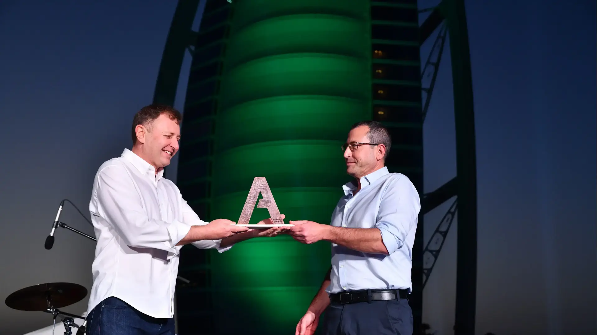 זיו אבירם ארי גרגיר, עם הזוכה בתחרות Aviram Awards - Tech For Humanity זיו אבירם ארי גרגיר, עם הזוכה בתחרות Aviram Awards - Tech For Humanity