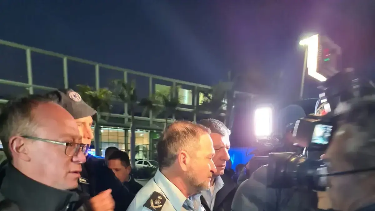 מפכ"ל המשטרה קובי שבתאי וראש עיריית באר שבע רוביק דנילוביץ' בזירת פיגוע דקירה בתחנת דלק ובמתחם קניות, באר שבע, 22 במרץ 2022 מפכ"ל המשטרה קובי שבתאי וראש עיריית באר שבע רוביק דנילוביץ' בזירת פיגוע דקירה בתחנת דלק ובמתחם קניות, באר שבע, 22 במרץ 2022